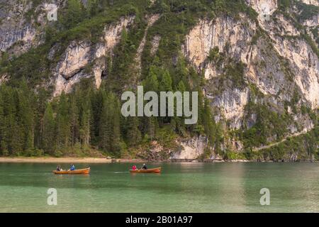 Boote auf dem Braies Lake (Pragser Wildsee, Lago di Braies) in den Bergen der Dolden, Sudtirol, Italien. Stockfoto