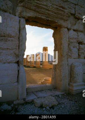 Syrien: Die Ruinen von Palmyra. Palmyra war eine alte Stadt in Syrien. Es war eine wichtige Stadt in Zentral-Syrien, in einer Oase 215 km nordöstlich von Damaskus und 180 km südwestlich des eufratischen Normes bei Deir EZ-Zor gelegen. Sie war lange Zeit eine wichtige Karawanenstadt für Reisende, die die syrische Wüste durchquerten und war als die Braut der Wüste bekannt. Der früheste dokumentierte Hinweis auf die Stadt durch ihren semitischen Namen Tadmor, Tadmur oder Tudmur (was bedeutet, dass die Stadt abstößt' in Amorite und die unbeugsame Stadt' in Aramäisch) ist in babylonischen Tafeln in Mari gefunden aufgezeichnet. Stockfoto