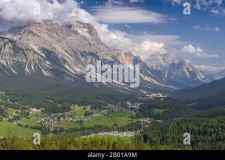 Blick auf die Stadt Cortina d'Ampezzo, Provinz Belluno, Venetien, Italien. Stockfoto