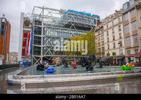 Paris, Frankreich - 11. November 2019: Strawinski-Brunnen auf dem Igor Strawinski-Platz, neben dem Pompidou-Zentrum, ein regnerischer Tag Stockfoto