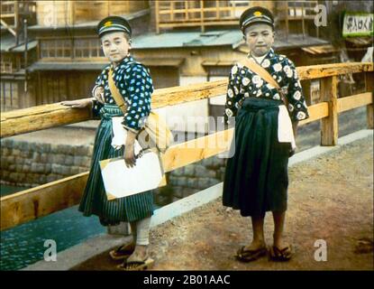 Japan: Zwei junge Schüler auf dem Weg zur Schule. Foto von T. Enami (1859-1929), c. 1910. T. Enami (Enami Nobukuni) war der Handelsname eines berühmten Meiji-Fotografen. Der T. seines Handelsnamens soll für Toshi gestanden haben, obwohl er ihn nie auf einem persönlichen oder geschäftlichen Dokument geschrieben hat. Geboren in Edo (heute Tokio) während der Bakumatsu-Ära, war Enami zuerst Schüler und dann Assistent des bekannten Fotografen und Umgangssprache, Ogawa Kazumasa. Enami zog nach Yokohama und eröffnete 1892 ein Studio in der Benten-dōri (Benten Street). Stockfoto