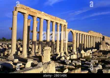 Syrien: Teil der Großen Kolonnade, Palmyra. Palmyra war eine alte Stadt in Syrien. Es war eine wichtige Stadt in Zentral-Syrien, in einer Oase 215 km nordöstlich von Damaskus und 180 km südwestlich des eufratischen Normes bei Deir EZ-Zor gelegen. Sie war lange Zeit eine wichtige Karawanenstadt für Reisende, die die syrische Wüste durchquerten und war als die Braut der Wüste bekannt. Der früheste dokumentierte Hinweis auf die Stadt durch ihren semitischen Namen Tadmor, Tadmur oder Tudmur (was bedeutet, dass die Stadt abstößt' in Amorite und die unbeugsame Stadt' in Aramäisch) ist in babylonischen Tafeln in Mari gefunden aufgezeichnet. Stockfoto