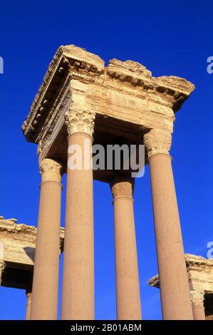 Syrien: Der Tetrapylon (Vier Säulen), Palmyra. Palmyra war eine alte Stadt in Syrien. Es war eine wichtige Stadt in Zentral-Syrien, in einer Oase 215 km nordöstlich von Damaskus und 180 km südwestlich des eufratischen Normes bei Deir EZ-Zor gelegen. Sie war lange Zeit eine wichtige Karawanenstadt für Reisende, die die syrische Wüste durchquerten und war als die Braut der Wüste bekannt. Der früheste dokumentierte Hinweis auf die Stadt durch ihren semitischen Namen Tadmor, Tadmur oder Tudmur (was bedeutet, dass die Stadt abstößt' in Amorite und die unbeugsame Stadt' in Aramäisch) ist in babylonischen Tafeln in Mari gefunden aufgezeichnet. Stockfoto