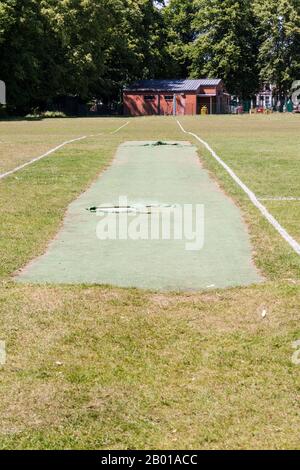 Cricket-Platz als öffentliche Einrichtung auf dem Sportplatz der örtlichen Freizeitanlage. Stockfoto