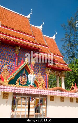 Thailand: Hauptviharn, Wat Phra Nang Sang, Phuket. Wat Phra Nang Sang wurde im 19.. Jahrhundert von einer einheimischen Dame guter Familie gegründet, daher der Name phra nang sang, was soviel bedeutet wie ‘erbaut von der verehrten Dame’. Ihr richtiger Name scheint vergessen worden zu sein. Nach lokalen Überlieferungen reiste sie auf einer Pilgerreise nach Sri Lanka und, um sich für ihre sichere Rückkehr zu bedanken, unterstützte sie den Bau dieses Tempels. Später wurde sie von einem lokalen Herrscher verfault, der ihr den Kopf abschneiden ließ, nur um festzustellen, dass ihr Blut vor Reinheit weiß floss. Stockfoto
