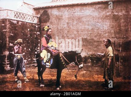 China: Eine Frau in ihrer Qing-Raffinerie reitet auf einem Esel, Foto der späten Qing-Dynastie, möglicherweise von John Thomson (1837-1921) oder Lai Afong (1839-1890), 1887. Auf diesem sorgfältig gestellten Foto erscheint die Frau als Braut, die sich darauf vorbereitet, zu ihrer Hochzeit zu reiten. Stockfoto