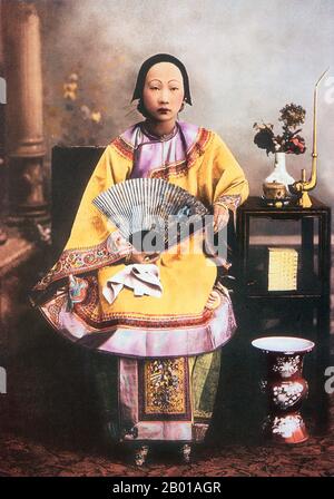 China: „Eine chinesische Dame von hohem Rang“. Foto von Lai Afong (1839-1890), Hongkong, 1872. Lai Afong war ein Fotograf, der das Afong Studio gründete, das erfolgreichste Fotostudio der späten Qing-Dynastie. Er gilt allgemein als der bedeutendste chinesische Fotograf des 19.. Jahrhunderts. Die Fußbindung (Pinyin: Chanzu, wörtlich „gebundene Füße“) war ein Brauch, der ungefähr tausend Jahre lang in China an jungen Mädchen und Frauen praktiziert wurde und im 10.. Jahrhundert begann und in der ersten Hälfte des 20.. Jahrhunderts endete. Stockfoto