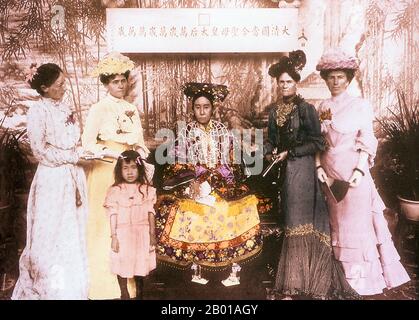 China: Kaiserin Dowager Cixi (29. November 1835 - 15. November 1908) mit den Ehefrauen ausländischer diplomatischer ENYOYS, darunter Sarah Pike Conger, Ehefrau des amerikanischen Ministers der Qing Dynastie China, 1903. Kaiserin Dowager Cixi (Wade–Giles: TZ'U-Hsi) vom Mandschu-Yehe-Nara-Clan war eine mächtige und charismatische Figur, die von 1861 bis zu ihrem Tod 47 Jahre lang de facto die Herrscherin der Mandschu-Qing-Dynastie in China wurde. Ursprünglich eine Konkubine des Xianfeng-Imperators, gebar sie einen Sohn, Zaichun, der zum Tongzhi-Kaiser werden sollte. Sie festigte die Macht und ernannte sich zu ihrem Sohn. Stockfoto