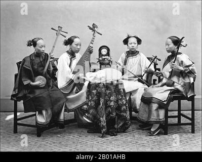 China: Ein musikalisches Quartett von Foochow (Fuzhou) singenden Mädchen. Foto von Lai Afong (1839-1890), c. 1868-1874. Vier chinesische Musikerinnen spielen von links nach rechts; ein Sanxian, eine Pipa, ein Erxian und ein Erhu. Lai Afong war ein Fotograf, der das Afong Studio gründete, das erfolgreichste Fotostudio der späten Qing-Dynastie. Er gilt allgemein als der bedeutendste chinesische Fotograf des 19.. Jahrhunderts. Stockfoto