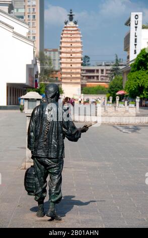 China: Bronzestatuen, die auf der Straße zwischen den Ost- und Westpagoden gefunden wurden. Die Bai-Stil Xisi Ta oder West Pagode stammt ursprünglich aus der Tang-Dynastie (618-907), aber zu dieser Zeit war Kunming Teil des Königreichs Nanzhao. Nanzhao (auch Nanchao und Nan Chao) war ein buddhistisches Königreich, das im heutigen Südchina und Südostasien während des 8.. Und 9.. Jahrhunderts blühte. Stockfoto