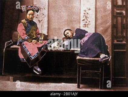 China: Ein posierte Bild eines mandschu-Mannes und einer Frau, die Opium rauchen, späte Qing-Dynastie, c. 1890. Opium (Mohn-Tränen, Lachryma papaveris) ist das getrocknete Latex, das aus dem Opiummohn (Papaver somniferum) gewonnen wird. Opium enthält bis zu 12 Prozent Morphin, ein Alkaloid, das häufig chemisch zu Heroin für den illegalen Drogenhandel verarbeitet wird. Das Latex enthält auch Codein und nicht-narkotische Alkaloide wie Papaverin, Thebain und Noscapin. Die traditionelle Methode zur Gewinnung des Latexs besteht darin, die unreifen Samenschoten (Früchte) von Hand zu kratzen (zu „zerkratzen“). Stockfoto