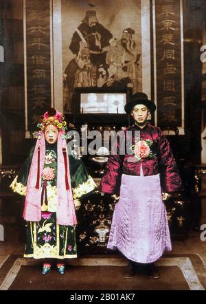 China: Eine Hochzeit im späten Qing China, c.. 1890. Braut und Bräutigam tragen traditionelle chinesische Kleidung oder han Fu; die Braut hat Füße gebunden. Hanfu- oder Han-chinesische Kleidung bezieht sich auf die historische Kleidung des Han-chinesischen Volkes, die vor der Eroberung durch die Manchus und der Gründung der Qing-Dynastie im Jahr 1644 Jahrtausende lang getragen wurde. Stockfoto