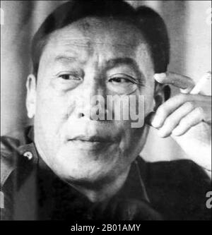Birma/Myanmar: Khun Sa (17. Februar 1934 - 26. Oktober 2007) war ein burmesischer Kriegsherr. Aufgrund seines Opiumhandels in der Region des Goldenen Dreiecks wurde er als „Opiumkönig“ bezeichnet. Er war auch der Anführer der Vereinigten Shan Armee und der Mong Tai Armee. Khun Sa wurde von einem chinesischen Vater und einer Shan-Mutter geboren. Er nahm das Pseudonym Khun Sa an, was soviel bedeutet wie „Prinz wohlhabend“. In seiner Jugend trainierte er bei den Kuomintang, die nach ihrer Niederlage im chinesischen Bürgerkrieg aus Yunnan in die Grenzregionen Burmas geflohen waren und schließlich seine eigene Armee aus einigen hundert Mann bildeten. Stockfoto
