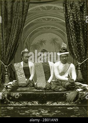 Burma/Myanmar: König Thibaw (rechts), Königin Supayalat (Mitte) und ihre Schwester Junior Queen Consort Supayalay (links) im königlichen Palast in Mandalay,1885. Supayalat (13. Dezember 1859 - 24. November 1925) war die letzte Königin von Burma, die in Mandalay (1878-1885) regierte und dem König Mindon Min geboren wurde. Die mit ihrem Halbbruder Thibaw Min verheiratete Herrschaft dauerte nur sieben Jahre, als Thibaw im dritten anglo-burmesischen Krieg besiegt und 1885 von den Briten abgedankt wurde. Sie ist berüchtigt dafür, ein Massaker an bis zu 100 königlichen Familienmitgliedern durchgeführt zu haben, um potenzielle Rivalen gegen Thibaws Aufstieg zu verhindern. Stockfoto