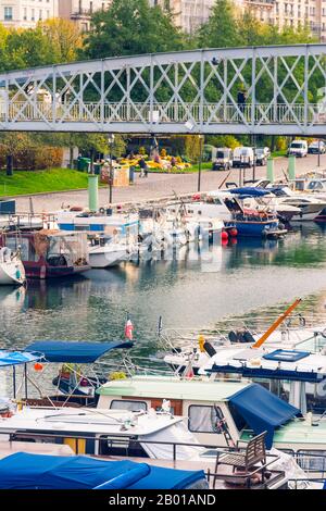 Paris, Frankreich - 11. November 2019: Boote im Hafen von Arsenal und der Mornay-Fußgängerbrücke, in der Nähe des Platzes Bastille Stockfoto