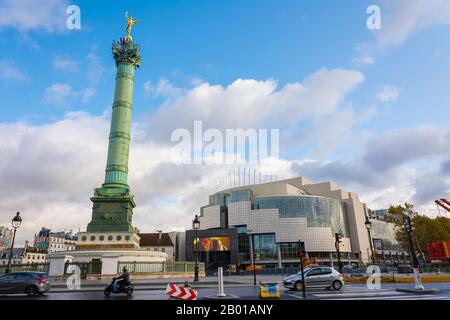 Paris, Frankreich - 11. November 2019: Die Säule von Jules, Denkmal für die französische Revolution, hinter ihm, die Pariser Oper, am Platz Bastille Stockfoto