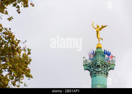 Paris, Frankreich - 11. November 2019: Die Skulptur genial of Liberty, vergoldete Bronze von Auguste Dumont, auf der Säule von Jules, Denkmal für die Freier Stockfoto