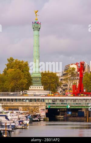 Paris, Frankreich - 11. November 2019: Säule des Denkmals der französischen Revolution, auf dem Platz Bastille, von der Fußgängerbrücke Mornay, im Arsenal Stockfoto