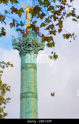 Paris, Frankreich - 11. November 2019: Die Skulptur genial of Liberty, vergoldete Bronze von Auguste Dumont, auf der Säule von Jules, Denkmal für die Freier Stockfoto