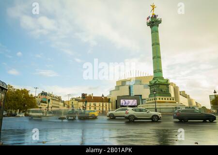 Paris, Frankreich - 11. November 2019: Die Säule von Jules, Denkmal für die französische Revolution, hinter ihm, die Pariser Oper, am Platz Bastille Stockfoto