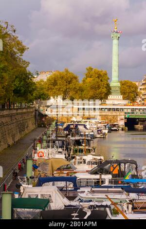 Paris, Frankreich - 11. November 2019: Säule des Denkmals der französischen Revolution, auf dem Platz Bastille, von der Fußgängerbrücke Mornay, im Arsenal Stockfoto