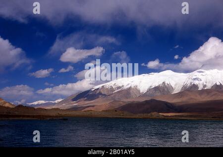 China: Karakul-See auf dem Karakorum Highway, Xinjiang. Der Zhongba Gonglu oder Karakoram Highway ist ein Ingenieurswunder, das 1986 eröffnet wurde und die höchste asphaltierte Straße der Welt bleibt. Sie verbindet China und Pakistan über die Karakorum-Bergkette durch den Khunjerab-Pass auf einer Höhe von 4.693 m/15.397 ft. Stockfoto