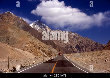 China: Ein Lastwagen nähert sich auf dem „Dach der Welt“, dem Karakorum Highway, Xinjiang. Die Pamir-Berge sind eine Gebirgskette in Zentralasien, die durch die Kreuzung oder den Knoten der Himalaya-, Tian Shan-, Karakoram-, Kunlun- und Hindu-Kush-Gebirge gebildet wird. Sie gehören zu den höchsten Bergen der Welt und sind seit viktorianischer Zeit als das „Dach der Welt“ bekannt, eine wahrscheinliche Übersetzung aus dem Persischen. Der Zhongba Gonglu oder Karakoram Highway ist ein Ingenieurswunder, das 1986 eröffnet wurde und die höchste asphaltierte Straße der Welt bleibt. Stockfoto