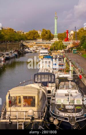 Paris, Frankreich - 11. November 2019: Säule des Denkmals der französischen Revolution, auf dem Platz Bastille, von der Fußgängerbrücke Mornay, im Arsenal Stockfoto