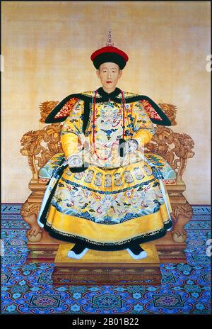 China: Der junge Kaiser Qianlong (25. September 1711 - 7. Februar 1799) im ersten Jahr seiner Herrschaft. Hängende Schriftrolle von Giuseppe Castiglione (19. Juli 1688 - 17. Juli 1766), 1736. Der Qianlong-Kaiser (chinesisches Pinyin: Qianlong Di; Wade–Giles: Chien-lung Ti), Geburtsname Hongli, war der fünfte Kaiser der von Manchu angeführten Qing-Dynastie und der vierte Qing-Kaiser, der über China selbst regierte. Der vierte Sohn des Yongzheng-Imperators regierte offiziell von 1736 bis 1795. Am 8. Februar (dem ersten Tag des Mondjahres) gab er zugunsten seines Sohnes, des Jiaqing-Imperators, ab. Stockfoto