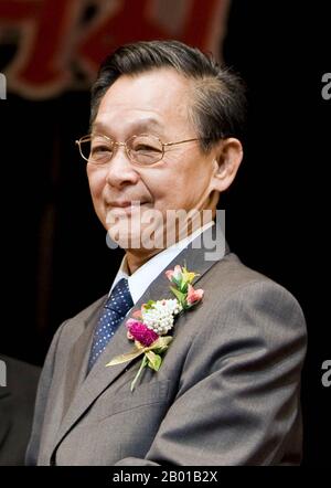 Thailand: Chuan Leekpai (28. Juli 1938 - ), Premierminister von Thailand (r. 1992-1995, 1997-2001). Foto von Govt. Aus Thailand (CC BY 2,0 License), 2010. Chuan, ein thailändischer Chinese der dritten Generation, wurde in der Provinz Trang geboren. Chuan wurde 1992 nach dem gescheiterten Putsch von General Suchinda Kraprayoon zum Vorsitzenden der Demokratischen Partei gewählt und wurde damit zum ersten Premierminister Thailands, der ohne aristokratische oder militärische Unterstützung an die Macht kam. Seine erste Verwaltung bestand aus einer fünf-Parteien-Koalition aus den Parteien Demokrat, New Aspiration, Palang Dhamma, Social Action und Social Unity. Stockfoto