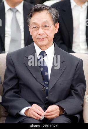 Thailand: Chuan Leekpai (28. Juli 1938 - ), Premierminister von Thailand (r. 1992-1995, 1997-2001). Foto von Govt. Aus Thailand (CC BY 2,0 License), 2010. Chuan, ein thailändischer Chinese der dritten Generation, wurde in der Provinz Trang geboren. Chuan wurde 1992 nach dem gescheiterten Putsch von General Suchinda Kraprayoon zum Vorsitzenden der Demokratischen Partei gewählt und wurde damit zum ersten Premierminister Thailands, der ohne aristokratische oder militärische Unterstützung an die Macht kam. Seine erste Verwaltung bestand aus einer fünf-Parteien-Koalition aus den Parteien Demokrat, New Aspiration, Palang Dhamma, Social Action und Social Unity. Stockfoto