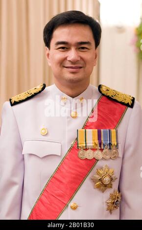 Thailand: Abhisit Vejjajiva (3. August 1964 - ), Premierminister von Thailand (r. 2008-2011). Foto von Govt. Aus Thailand, 2010. Abhisit Vejjajiva ist ein britischer thailändischer Politiker, der von 2008 bis 2011 als Premierminister von Thailand 27. fungierte. Er war der Führer der Demokratischen Partei, bis er nach der schwachen Leistung der Partei bei den Wahlen 2019 zurücktrat. Abhisit, geboren in England, besuchte das Eton College und erwarb Bachelor- und Masterabschlüsse an der University of Oxford. Im Alter von 27 Jahren wurde er in das Parlament von Thailand gewählt und 2005 zum Vorsitzenden der Demokratischen Partei befördert. Stockfoto