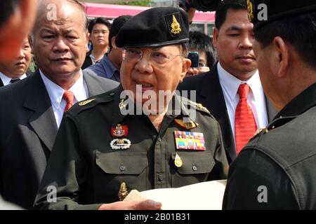 Thailand: General Chavalit Yongchaiyudh (1932 -), Premierminister von Thailand (r. 1996-1997). Foto von Peerapat Wimonrangcarat/Govt. Von Thailand, 2010. General Chavalit Yongchaiyudh, auch bekannt als ''Big Jiew'', ist ein thailändischer Politiker und pensionierter General. Von 1996 bis 1997 war er Thailands Premierminister von 22.. Er ist chinesisch-thailändischer und laotischer Herkunft. Chavalit begann seine politische Karriere 1988 in der Verwaltung von Chatichai Choonhavan. Seine New Aspiration Party gewann die meisten Sitze bei den Wahlen 1996 und er wurde Premierminister, aber die asiatische Finanzkrise von 1997 zwang ihn zum Rücktritt. Stockfoto