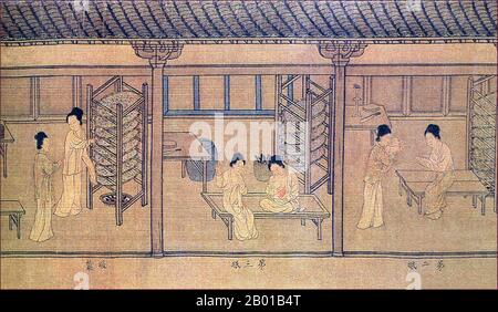 China: The Art of Making Silk (2) - Fütterung und Pflege von Seidenwürmern, während sie andere Aufgaben wie Nähen und Spielen mit einem Baby erledigen. Detail aus einem Handscroll-Gemälde der Song-Dynastie (960-1279), 11.. Jahrhundert. In China war die Seidenraupenzucht ursprünglich auf Frauen beschränkt, und viele Frauen waren in der Seidenindustrie beschäftigt. Auch wenn manche diese Entwicklung eines Luxusprodukts als nutzlos betrachteten, provozierte Seide in der High Society einen solchen Wahnsinns, dass die Gesetze dazu benutzt wurden, seinen Gebrauch zu regulieren und auf die Mitglieder der kaiserlichen Familie zu beschränken. Stockfoto