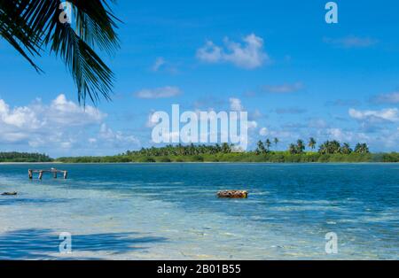 Malediven: Maradhoo Island, Addu Atoll (Seenu Atoll). Asiens kleinste und am wenigsten bekannte Nation, die Republik Malediven, liegt von Norden nach Süden über einen 750 Kilometer langen Durchlauf des Indischen Ozeans, 500 Kilometer südwestlich von Sri Lanka. Mehr als 1000 Inseln, zusammen mit unzähligen Ufern und Riffen, sind in einer Kette von neunzehn Atollen gruppiert, die sich von einem Punkt westlich von Colombo bis südlich des Äquators erstreckt. Die Atolle, die aus großen Korallenringen auf der Basis des U-Bootes Laccadive-Chagos Ridge gebildet werden, variieren stark in ihrer Größe. Stockfoto