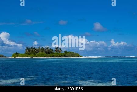 Malediven: Kleine Insel und Riff südwestlich von Maradhoo Island, Addu Atoll (Seenu Atoll). Asiens kleinste und am wenigsten bekannte Nation, die Republik Malediven, liegt von Norden nach Süden über einen 750 Kilometer langen Durchlauf des Indischen Ozeans, 500 Kilometer südwestlich von Sri Lanka. Mehr als 1000 Inseln, zusammen mit unzähligen Ufern und Riffen, sind in einer Kette von neunzehn Atollen gruppiert, die sich von einem Punkt westlich von Colombo bis südlich des Äquators erstreckt. Die Atolle, die aus großen Korallenringen auf der Basis des U-Bootes Laccadive-Chagos Ridge gebildet werden, variieren stark in ihrer Größe. Stockfoto