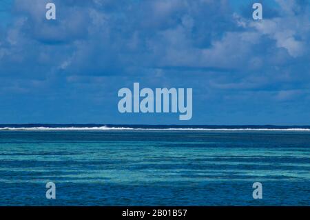 Malediven: Das Riff südwestlich von Maradhoo Island, Addu Atoll (Seenu Atoll). Asiens kleinste und am wenigsten bekannte Nation, die Republik Malediven, liegt von Norden nach Süden über einen 750 Kilometer langen Durchlauf des Indischen Ozeans, 500 Kilometer südwestlich von Sri Lanka. Mehr als 1000 Inseln, zusammen mit unzähligen Ufern und Riffen, sind in einer Kette von neunzehn Atollen gruppiert, die sich von einem Punkt westlich von Colombo bis südlich des Äquators erstreckt. Die Atolle, die aus großen Korallenringen auf der Basis des U-Bootes Laccadive-Chagos Ridge gebildet werden, variieren stark in ihrer Größe. Stockfoto