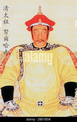 China: Kaiser Nurhaci (21. Februar 1559 - 30. September 1626), Fürst von Jurchen und Gründer von khan aus der späteren Jin-Dynastie (r. 1616-1626). Hängende Schriftrolle Malerei, 17. Jahrhundert. Nurhaci/Nurhachi, Tempelname Taizu und Zeitname Tianming, war ein wichtiger Mandschu-Häuptling, der im späten 16.. Jahrhundert im Nordosten Chinas zu Ansehen kam. Er gehörte dem Aisin Gioro-Clan an und vereinte verschiedene Mandschu-Stämme, konsolidierte das Militärsystem der Acht Banner und startete schließlich einen Angriff auf die chinesische Ming-Dynastie und die koreanische Joseon-Dynastie. Seine Erben gründeten 1644 die Qing-Dynastie. Stockfoto