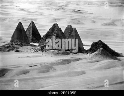 Sudan: Nubische Pyramiden der dritten meroitischen Periode (c. 100 BCE - 150 CE) bei Jebel Barkal, 1906. Meroë (auch Meroe genannt) ist der Name einer antiken Stadt am Ostufer des Nils, etwa 6 km nordöstlich der Kabushiya-Station in der Nähe von Shendi, Sudan, etwa 200 km nordöstlich von Khartum. In der Nähe der Website befinden sich eine Gruppe von Dörfern namens Bagrawiyah. Diese Stadt war mehrere Jahrhunderte lang die Hauptstadt des Königreichs Kusch. Stockfoto