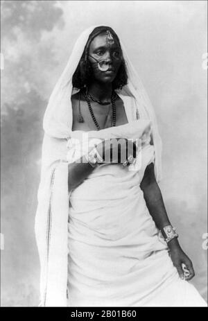 Sudan: Nubische Frau. Foto von Jean Pascal Sebah (1872. - 6. Juni 1947), c. 1890-1923. Nubia ist eine Region entlang des Nils, im nördlichen Sudan und im südlichen Ägypten. Im Mittelalter gab es eine Reihe von kleinen nubischen Königreichen, von denen das letzte 1504 zusammenbrach, als Nubia zwischen Ägypten und dem Sennar-Sultanat geteilt wurde, was zur Arabisierung eines großen Anlages der nubischen Bevölkerung führte. Nubia war im 19.. Jahrhundert wieder im osmanischen Ägypten vereint und von 1899 bis 1956 im anglo-ägyptischen Sudan. Der Name Nubia leitet sich von dem des Noba-Volkes ab. Stockfoto