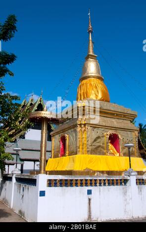 Thailand: Golden Chedi und Viharn, Wat Buak Khrok Luang, Chiang Mai. Wat Buak Khrok Luang, befindet sich in Ban Buak Khrok Luang Moo 1, Chiang Mai – Sankamphaeng Road, Chiang Mai, ist ein kleiner und typisch nordthailändischer buddhistischer Tempel. Es wird angenommen, dass es im 15.. Jahrhundert während der Zeit des unabhängigen Königreichs Lan Na (1292-1558) gegründet wurde und während der Herrschaft von Chao Kaew Naowarat (r. 1911-1939), dem letzten König von Chiang Mai. Der Tempel ist vor allem bemerkenswert für seine Haupt-Viharn, die rein LAN Na in der Inspiration ist. Stockfoto