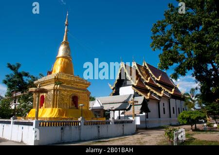 Thailand: Golden Chedi und Viharn, Wat Buak Khrok Luang, Chiang Mai. Wat Buak Khrok Luang, befindet sich in Ban Buak Khrok Luang Moo 1, Chiang Mai – Sankamphaeng Road, Chiang Mai, ist ein kleiner und typisch nordthailändischer buddhistischer Tempel. Es wird angenommen, dass es im 15.. Jahrhundert während der Zeit des unabhängigen Königreichs Lan Na (1292-1558) gegründet wurde und während der Herrschaft von Chao Kaew Naowarat (r. 1911-1939), dem letzten König von Chiang Mai. Der Tempel ist vor allem bemerkenswert für seine Haupt-Viharn, die rein LAN Na in der Inspiration ist. Stockfoto