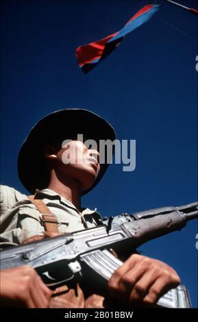 Vietnam: NLF (Viet Cong) Soldat und Flagge bei einem Gefangenenaustausch. Foto von SSgt. Herman Kokojan (gemeinfrei), 12. Februar 1973. Die Vietcong (vietnamesisch: Việt cộng) oder National Liberation Front (NLF) war eine politische Organisation und Armee in Südvietnam und Kambodscha, die während des Vietnamkrieges (1959-1975) gegen die Regierungen der Vereinigten Staaten und Südvietnamesen kämpfte. Sie hatte sowohl Guerilla- als auch reguläre Armeeeinheiten, sowie ein Netzwerk von Kadern, die Bauern in dem von ihr kontrollierten Gebiet organisierten. Stockfoto