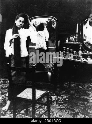 Thailand: Dara Rasmi (26. August 1873 - 9. Dezember 1933), Prinzessin von Chiang Mai und Siam posieren mit Spiegeln, um ihr langes Haar zu zeigen. Foto von Abe Bunnak (fl. Anfang 20. Jahrhundert), 1905. Prinzessin Dara Rasmi war die Prinzessin von Chiang Mai und Siam (später Thailand) und die Tochter von König Inthawichayanon und Königin Thipkraisorn Rajadewi von Chang Mai, einem Spross der Chao Chet Ton Dynastie. Sie war eine der Prinzessinnen-Gemahlinnen von Chulalongkorn, König Rama V. von Siam, und gebar eine Tochter von König Chulalongkorn, Prinzessin Vimolnaka Nabisi. Stockfoto