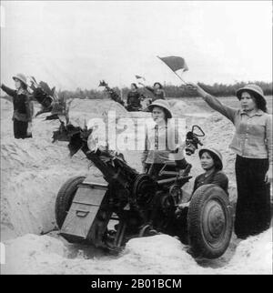 Vietnam: Vietnams 'langhaarige Armee' - Frauen Soldaten der PAVN (Volksarmee von Vietnam) feuern Haubitzen, zweiter Indochina-Krieg, c. 1965. Der zweite Indochinakrieg, in Amerika als Vietnamkrieg bekannt, war ein militärischer Konflikt aus der Zeit des Kalten Krieges, der sich vom 1. November 1955 bis zum Sturz Saigons am 30. April 1975 in Vietnam, Laos und Kambodscha ereignete. Dieser Krieg folgte dem ersten Indochina-Krieg und wurde zwischen Nordvietnam, unterstützt von seinen kommunistischen Verbündeten, und der Regierung von Südvietnam, unterstützt von den USA und anderen antikommunistischen Nationen, geführt. Stockfoto