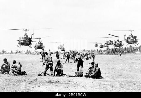 Vietnam: US-Hubschrauber kommen an, um die vietnamesische Regierung anzuheben die Rangers des Bataillons von 43. in den Kampf gegen NLF (Viet Cong)-Guerillas, Saigon, 1965. Der zweite Indochina-Krieg, in Amerika als Vietnamkrieg bekannt, war ein militärischer Konflikt aus der Zeit des Kalten Krieges, der sich in Vietnam, Laos und Kambodscha vom 1. November 1955 bis zum Fall Saigons am 30. April 1975 ereignete. Dieser Krieg folgte dem ersten Indochina-Krieg und wurde zwischen Nordvietnam, unterstützt von seinen kommunistischen Verbündeten, und der Regierung von Südvietnam, unterstützt von den USA und anderen antikommunistischen Nationen, geführt. Stockfoto