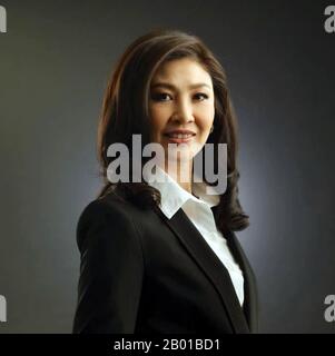 Thailand: Yingluck Shinawatra (geboren am 21. Juni 1967), Premierminister von Thailand (2011-2014). Foto von Tarasaphorn (CC BY-SA 3,0 Lizenz), 2011. Yingluck Shinawatra (RTGS: Yinglak Chinnawat) ist eine thailändische Politikerin, Galionsfigur der Phebu Thai Party und ehemalige Premierministerin Thailands von 2011 bis zu ihrer Amtsenthebung am 2014 durch das Verfassungsgericht. Sie wurde 2016 wegen Machtmissbrauchs vor Gericht gestellt und 2017, nachdem sie aus dem Land geflohen war, in Abwesenheit für schuldig befunden, wobei ein Haftbefehl erlassen wurde. Es wird angenommen, dass sie jetzt in London ist. Stockfoto