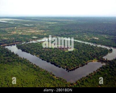 Kambodscha: Angkor Wat aus der Luft, einschließlich des Grabens und der zentralen Quincunx oder fünf Türme, die den Berg Meru, den hinduistischen Wohnsitz der Götter, darstellen. Foto von Charles J. Sharp (CC BY-SA 3,0 License), 2005. Angkor Wat wurde für König Suryavarman II. (R. 1113-1150) im frühen 12.. Jahrhundert als Staatstempel und Hauptstadt. Als besterhaltener Tempel am Standort Angkor ist er der einzige, der seit seiner Gründung ein bedeutendes religiöses Zentrum geblieben ist - zuerst Hindu, dem gott Vishnu gewidmet, dann Buddhist. Es ist das größte religiöse Gebäude der Welt. Stockfoto