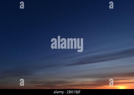 Wolkenloser blauer Dämmerungshimmel in hellen Frühlingsfarben Stockfoto