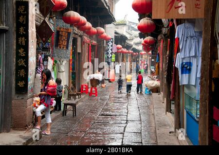 China: Die alten verwinkelten Straßen von Fenghuang, Provinz Hunan. Fenghuang ist Chinesisch für Phoenix und bezieht sich auf den mythischen heiligen feuervogel, der in den Mythologien der Peter, Griechen, Römer, Ägypter, Chinesen, Und (nach Sanchuniathon) die Phönizier. Die Legende besagt, dass zwei Phönixe, die die Stadt entdeckten, einige Zeit über dem Kopf schwebten, bevor sie widerwillig wegflogen. Die Stadt Fenghuang ist eine gut erhaltene antike Stadt, die angeblich aus dem Jahr 248 v. Chr. stammt. Hier leben die Minderheiten Miao und Tujia. Die unverwechselbare Architektur umfasst Ming- und Qing-Stile Stockfoto